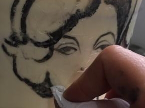 由于用的是黄油混合的粉类，在糯米纸上画得不好，可以轻轻地用纸巾擦掉哦……不过也不能擦很大力或擦很大面积的，所以下笔要小心