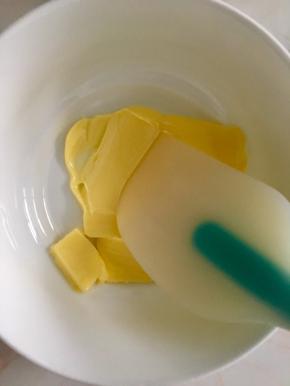 黄油室温软化，用刮刀一抹可以变形