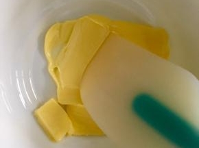 黄油室温软化，用刮刀一抹可以变形