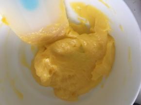 然后第二次加入蛋黄再混合均匀