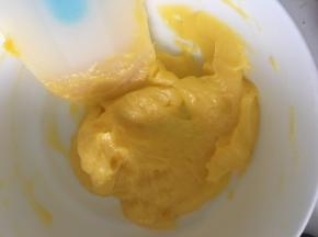 然后第二次加入蛋黄再混合均匀