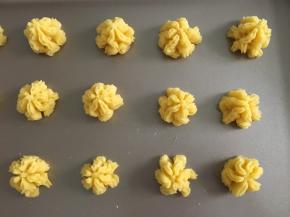 挤在烤盘上，挤的时候挤三层