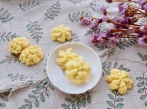 烤箱提前预热，上下火180度烤14分钟，转130度烤16分钟