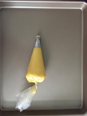 将蛋黄糊装入裱花袋