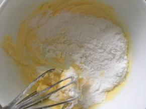 加入糖粉和盐用手动打蛋器打发制轻微变浅色