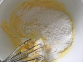 加入糖粉和盐用手动打蛋器打发制轻微变浅色