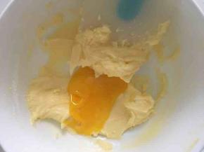 蛋黄分两次加入，第一次加入蛋黄混合均匀一体