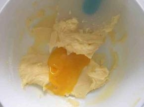 蛋黄分两次加入，第一次加入蛋黄混合均匀一体