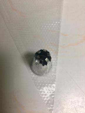 5选择自己喜欢的裱花嘴放入裱花袋（我用的是中号裱花嘴）