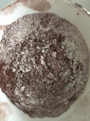 低筋面粉和可可粉混合过筛好