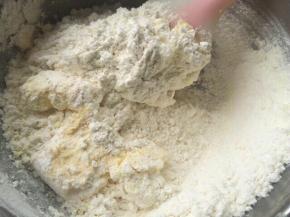 加入低筋面粉和奶粉搅拌混合。