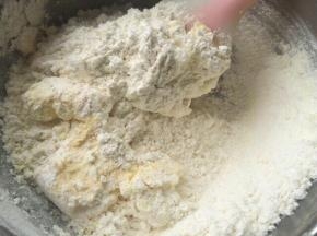 加入低筋面粉和奶粉搅拌混合。