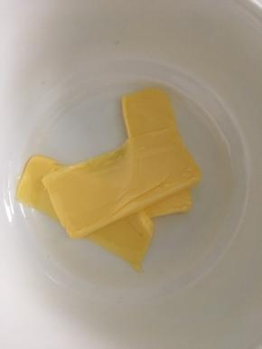 黄油软化成泥状，轻轻一碰就特别软的状态