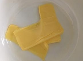 黄油软化成泥状，轻轻一碰就特别软的状态