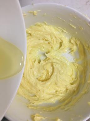 加入蛋白，低速打至混合一体状态，不要过度打发