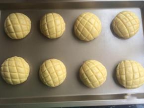 把全部做的都放入烤盘中进行二发，发至1.5-2倍大，二发温度30-38度之间不得超40度，湿度75%-85%之间。