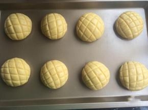 把全部做的都放入烤盘中进行二发，发至1.5-2倍大，二发温度30-38度之间不得超40度，湿度75%-85%之间。