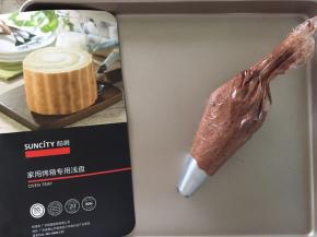 把混合好的装入裱花袋