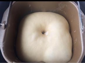 菠萝皮完成后，面团正好发酵完毕，看面团有没有一发到位，用手按压一个孔，面团不回缩表示发酵完毕。