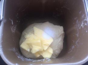 提前准备好所有材料。面团材料除了黄油与盐外，其余材料如牛奶，鸡蛋，细砂糖，面粉，奶粉，酵母依次放入面包机中，按和面程序和面10分钟放入黄油与细盐继续和面20分钟。