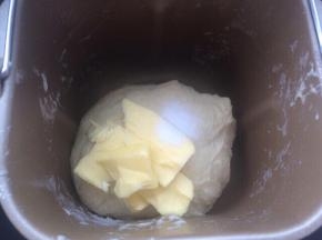 提前准备好所有材料。面团材料除了黄油与盐外，其余材料如牛奶，鸡蛋，细砂糖，面粉，奶粉，酵母依次放入面包机中，按和面程序和面10分钟放入黄油与细盐继续和面20分钟。