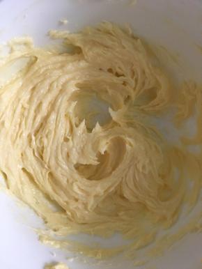 加糖粉和盐用电动打蛋器低速打至混合均匀