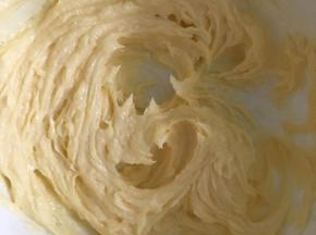加糖粉和盐用电动打蛋器低速打至混合均匀