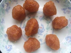 利用面团发酵的时间可以先把菠萝馅分好，分8份，每份30克。