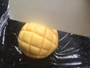 再用刮刀割出菠萝状。