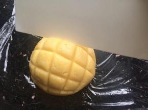 再用刮刀割出菠萝状。