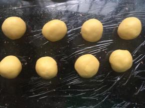 把搅拌好的菠萝皮分成8等份。