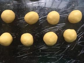 把搅拌好的菠萝皮分成8等份。