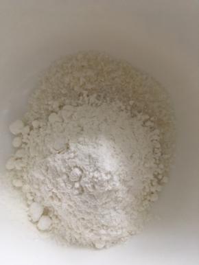 将低筋面粉和椰蓉混合均匀备用