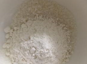 将低筋面粉和椰蓉混合均匀备用