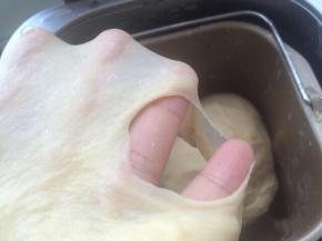 揉好后的面团拿一小块出来，能拉出有韧性不易破的手套膜或破了的边缘光滑整洁就好了。
然后面包机按发酵程序开始一发，发酵至2-2.5倍大，我这次发酵了40分钟，仅供参考。