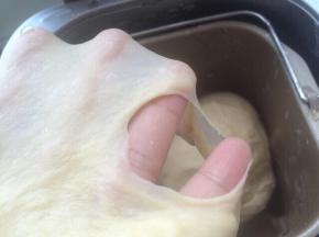 揉好后的面团拿一小块出来，能拉出有韧性不易破的手套膜或破了的边缘光滑整洁就好了。
然后面包机按发酵程序开始一发，发酵至2-2.5倍大，我这次发酵了40分钟，仅供参考。