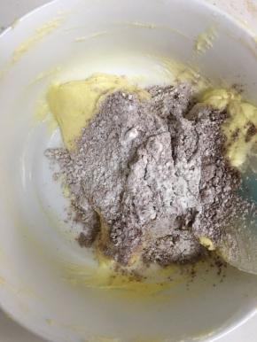 分两次加入，翻拌均匀后再加入第二次