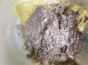 分两次加入，翻拌均匀后再加入第二次