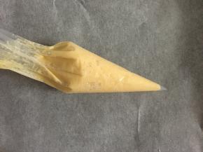 装入裱花袋，在裱花袋底部剪一个小口