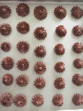 挤在烤盘上，中间间隔1厘米左右