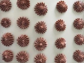 挤在烤盘上，中间间隔1厘米左右