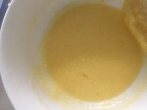 加入蛋白，需要不断搅拌使蛋白和黄油相融合