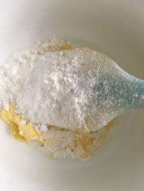 加入糖粉和盐用刮刀拌匀