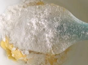 加入糖粉和盐用刮刀拌匀