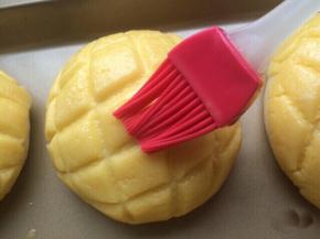 二发发酵好，在表面刷上一层全蛋液，也可不刷。