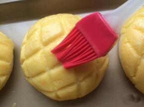 二发发酵好，在表面刷上一层全蛋液，也可不刷。