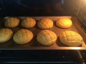 烤箱提前预热10分钟，上火185度，下火170度，中层，时间25分钟。