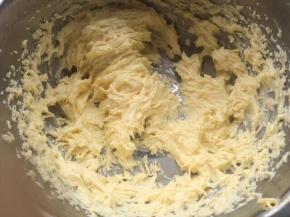 这是打发好的黄油状态，颜色微白，有羽毛状态。