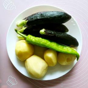 先准备好主料，我用的是自家菜园摘回来的茄子比较小，所以我用了五个。