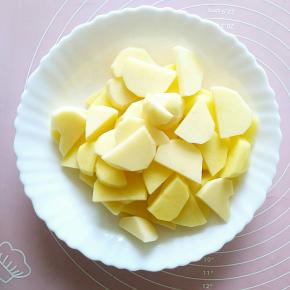 土豆切成厚度大约3、4毫米的土豆片